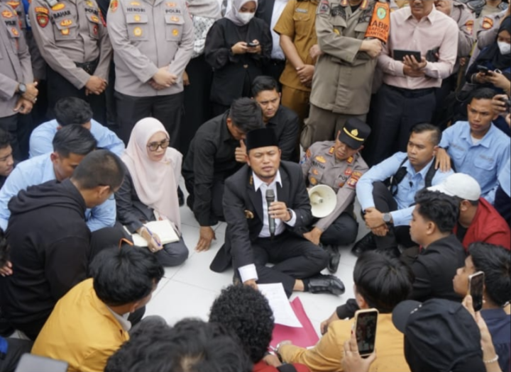 HEAD TO HEAD - Ketua Badan Eksekutif Mahasiswa Keluarga Mahasiswa (BEM-KM) Universitas Mulawarman, Hiththan Hersya Putra Berdebat Dengan Gubernur Kaltim Rudi Masud Terkait Program Gratispol, disaksikan mahasiswa , aparat dan peegawai di halaman kantor pemprov kaltim Jalan Gajah Mada, Samarinda, Senin (23/2/2026).