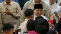 Momen Kehangatan di Istana: Prabowo Subianto Salami Ribuan Warga Saat Open House Idulfitri