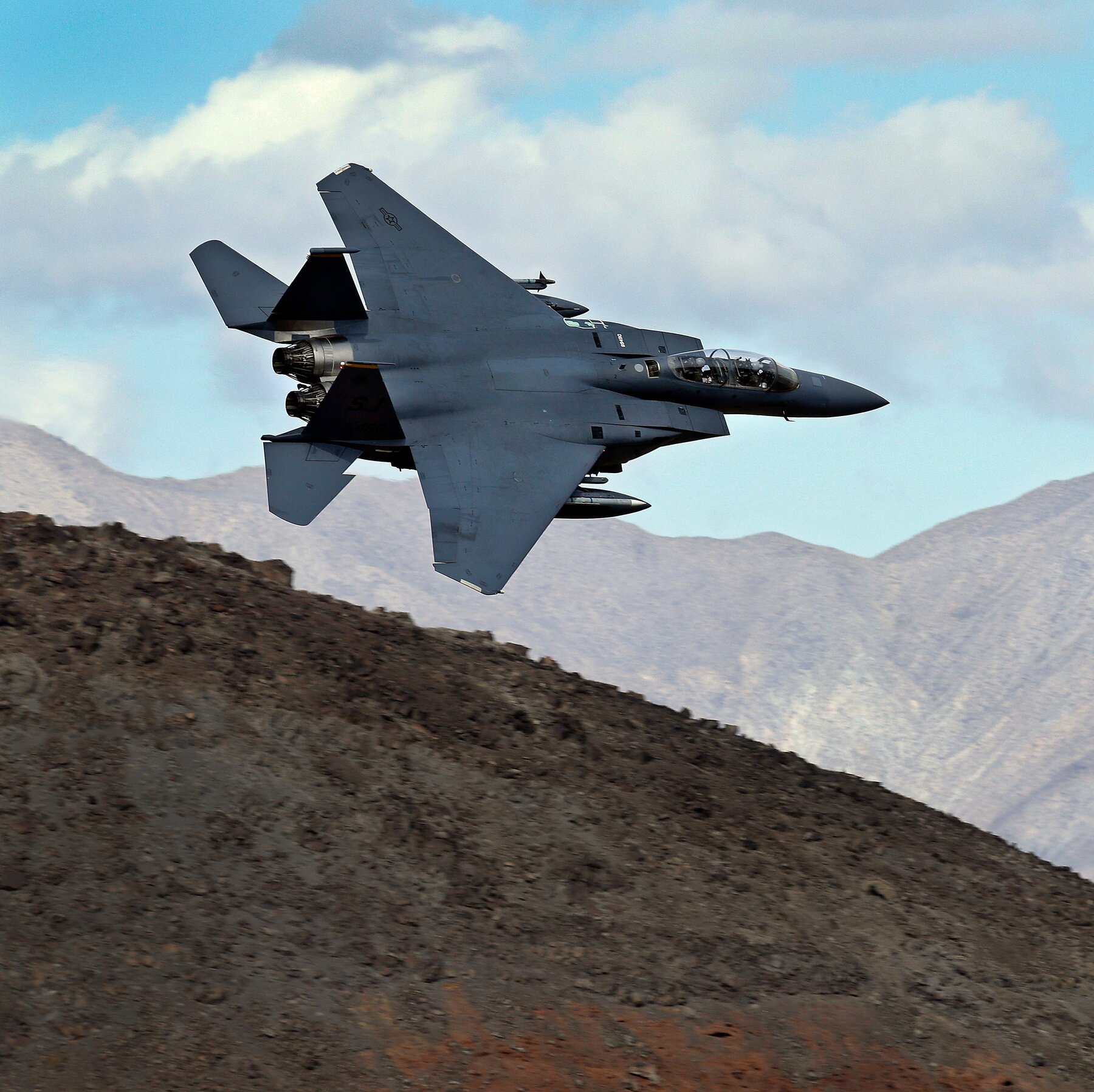 Iran Tembak Jatuh Jet F-15E AS, Pilot Hilang: Washington Hadapi Tantangan Baru Konflik