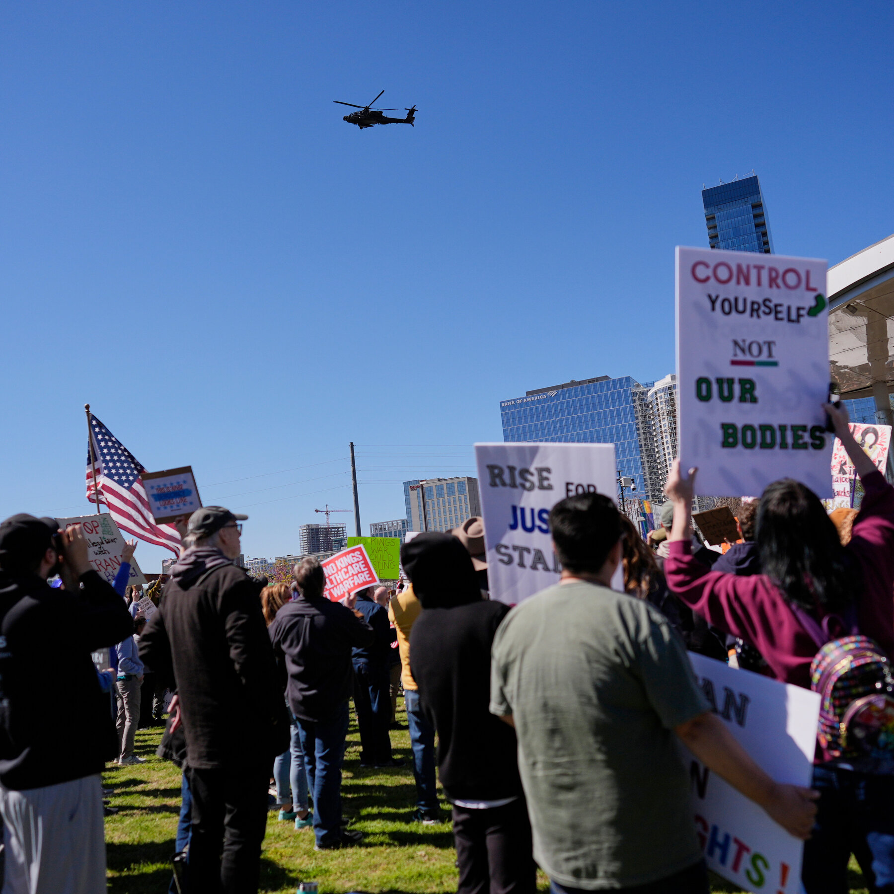 Militer AS Selidiki Terbang Rendah Helikopter Apache untuk Kid Rock di Nashville