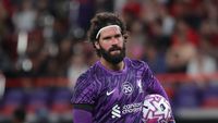 Alisson Becker Targetkan Comeback Akhir April, Liverpool Dihadapkan Tantangan Berat