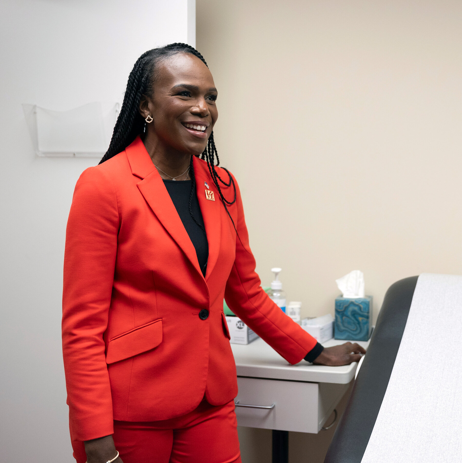 Gelombang Dokter Demokrat Ramaikan Pemilu Sela, Tantang Retorika Anti-Vaksin RFK Jr.