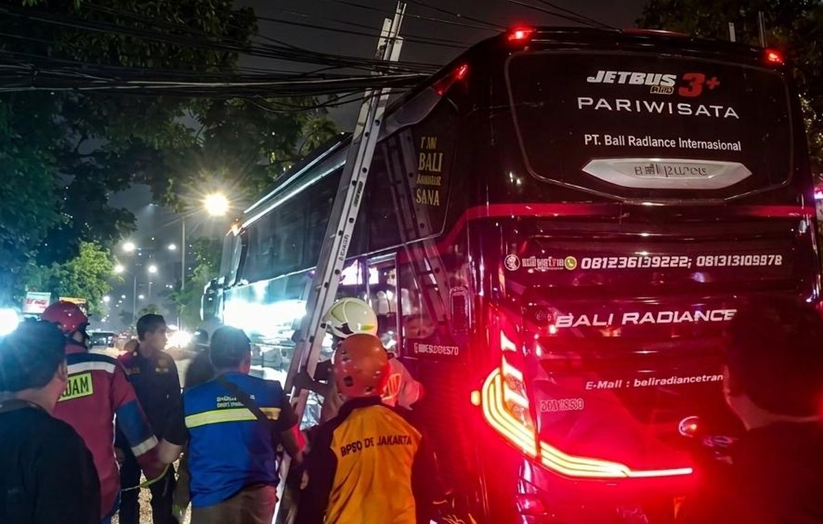 Tiang Listrik Roboh di Mangga Besar: Bahaya Infrastruktur Lapuk dan Beban Kabel Optik