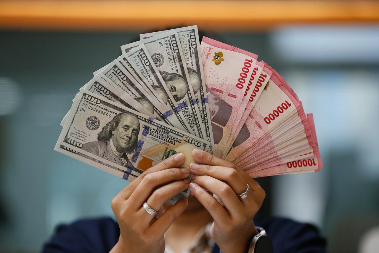 Rupiah Anjlok ke Rp17.600: Ancaman Inflasi dan Krisis Daya Beli di Pelosok Desa