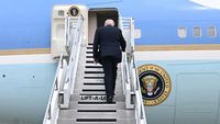 Kontroversi Staf Trump Buang Barang Asal China di Bandara Jelang Pulang ke AS