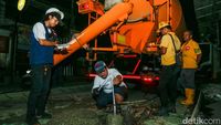 Warga Puri Cendana Bekasi Swadaya Perbaiki Jalan Rusak, Soroti Lambatnya Respons Pemda