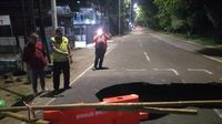 Ruas Jalan Lenteng Agung Jakarta Selatan Amblas, Waspadai Kemacetan Parah