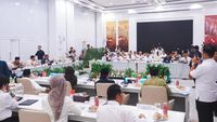 Luhut Dorong Integrasi Data Bansos Kemensos: Kunci Target Pengentasan Kemiskinan 2029