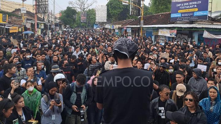Blokade Gejayan Yogyakarta: Gelombang Massa Meneriakkan Tuntutan Sosial Ekonomi di Tengah Hujan
