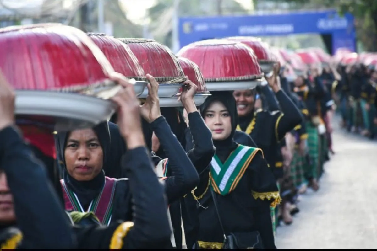 Parade Seribu Dulang: Simbol Kukuhnya Budaya Lokal Lombok Timur di Tahun Baru Hijriah