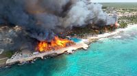 Kebakaran Dahsyat Landa Resor Mewah di Pantai Bayahibe, Asap Hitam Selimuti Langit Karibia
