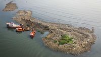 Gunung Sampah Pesisir Jakarta Mengancam: Mikroplastik Intai Rantai Makanan Warga