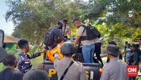 Tiga Warga Tewas, Puluhan Rumah Hangus Akibat Bentrok Berdarah di Adonara