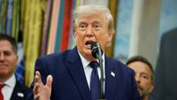 Mengejutkan: Donald Trump (Eks Presiden AS) Dikabarkan Desak FIFA Batalkan Kartu Merah Folarin Balogun