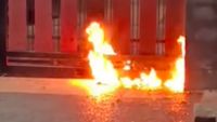 Polisi Buru Pelaku Pelemparan Bom Molotov di Rumah Pengacara Jakarta