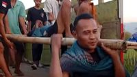 Viral: Warga Mojokerto Angkut Lansia Sakit dengan Truk, Sorotan Tajam Ketiadaan Mobil Siaga Desa