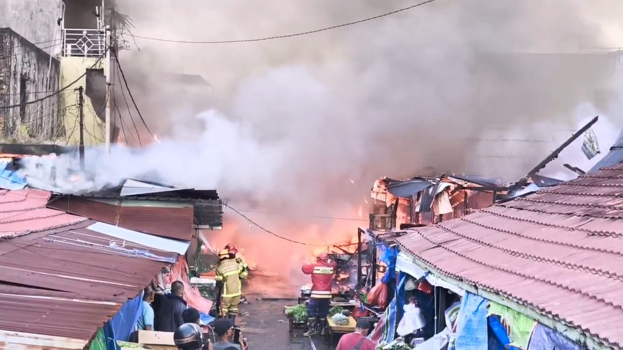 Si Jago Merah Lumat Pasar Sepinggan Balikpapan, Belasan Kios Ludes Terbakar