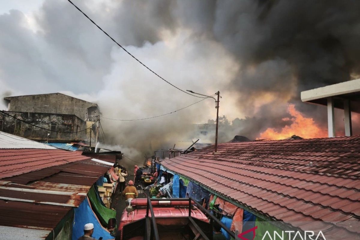 Pasar Sepinggan Balikpapan Terbakar Hebat: Belasan Kios Ludes, BPBD Kerahkan 15 Unit Damkar