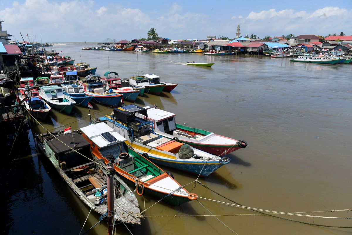 Nelayan Balikpapan Tunda Melaut Akibat Cuaca Ekstrem: Ancaman Gelombang Tinggi dan Dampak Ekonomi Komunitas Pesisir