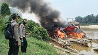 Polda Riau Musnahkan 436 Rakit PETI, 15 Tersangka Penambangan Emas Ilegal Ditangkap
