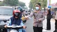 Polda Riau Gencarkan Distribusi Masker Antisipasi Dampak Asap Karhutla di Pekanbaru